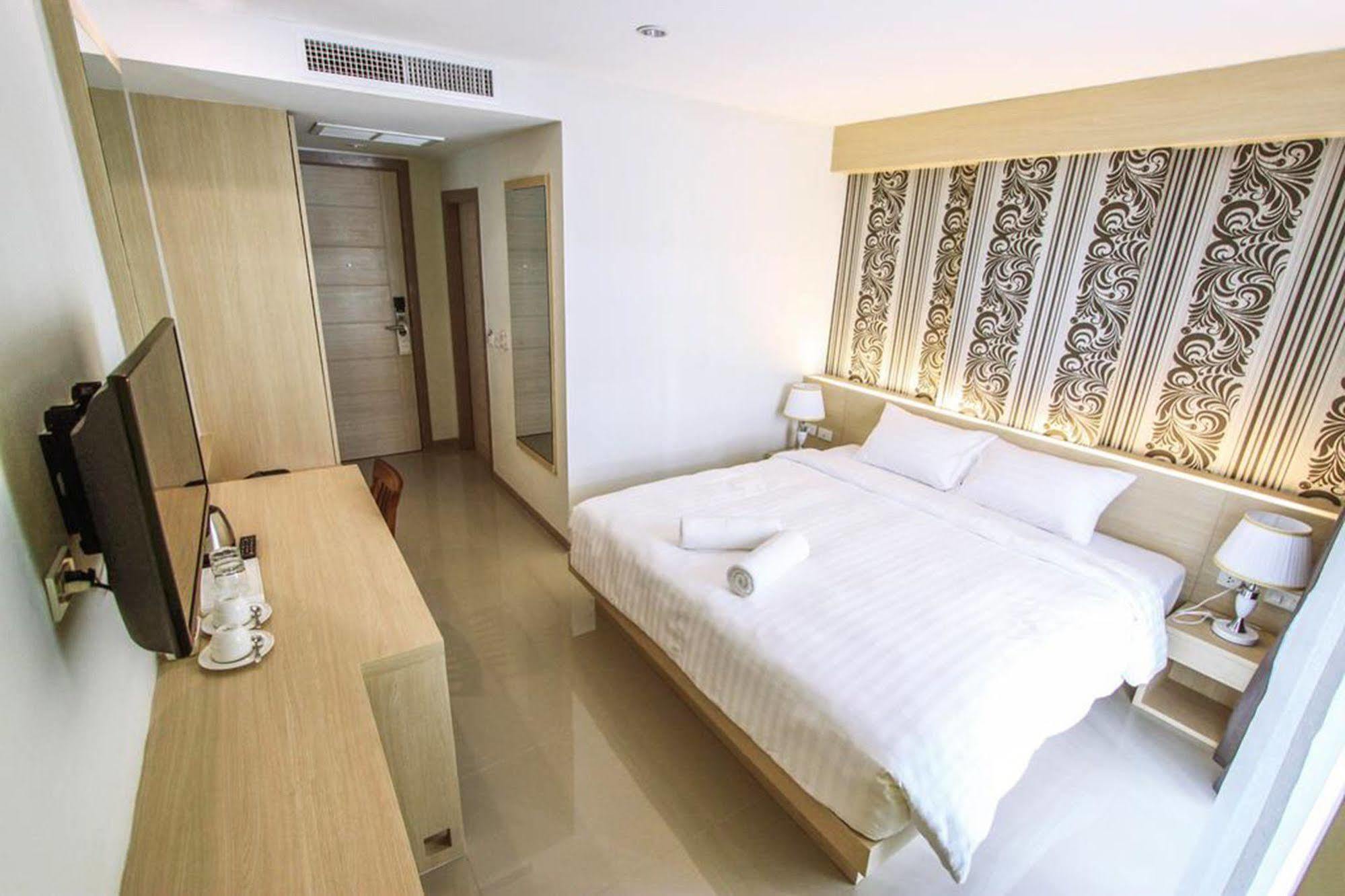 Ocean And Ole Patong Hotel Extérieur photo