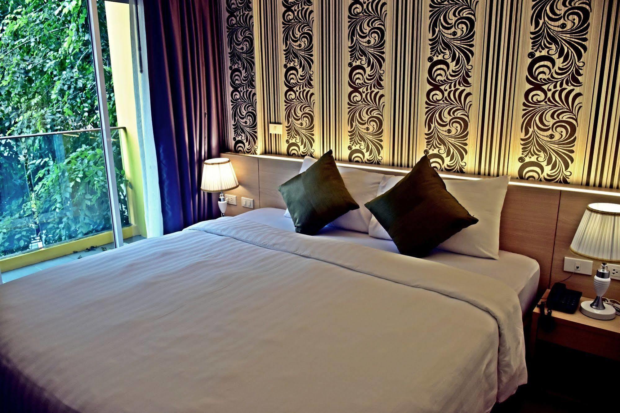 Ocean And Ole Patong Hotel Extérieur photo