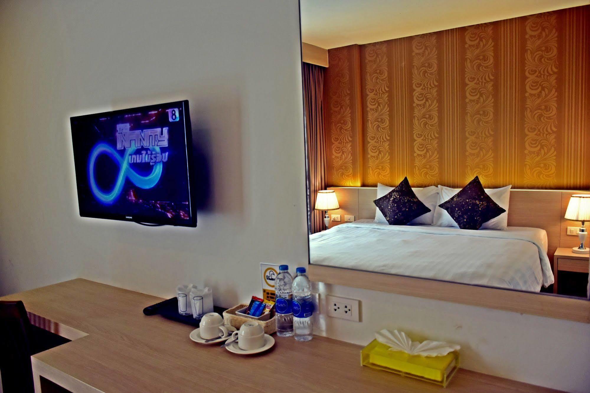 Ocean And Ole Patong Hotel Extérieur photo